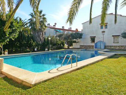 Haus auf 2 Etagen mit privater Terrasse Balkon und Gemeinschaftspool Garten.