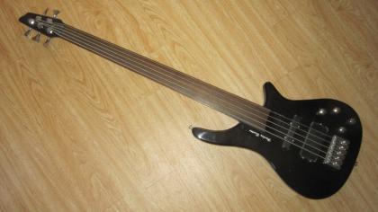 Verkaufe 5-String Fretless-Bass neuwertig